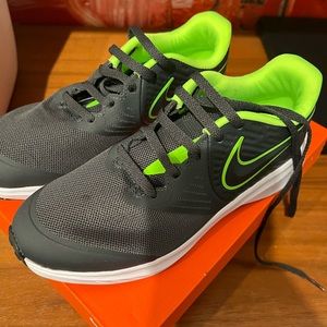 NIB Nike Star Runner 2 Size 4 (Little Kids)